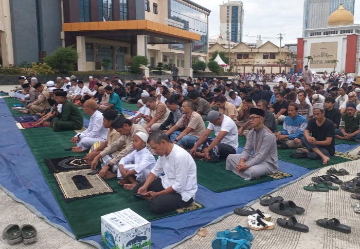 Polresta Balikpapan Bersama Masyarakat Gelar Sholat Idul Adha 1447 H dengan Khidmat image 6 3