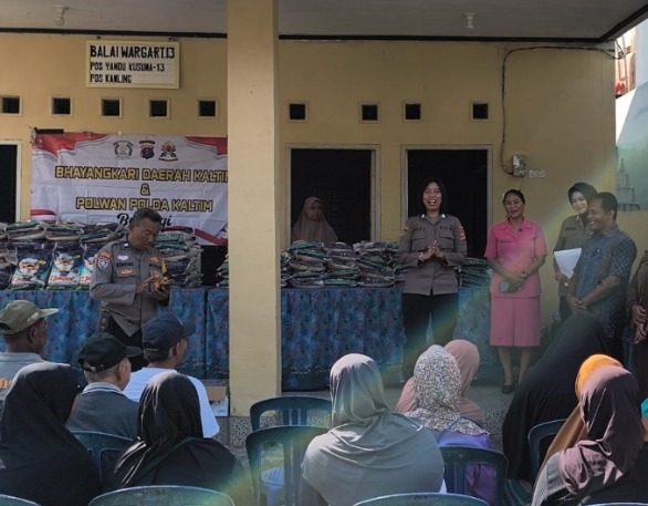 Melalui Aksi Sosial Berbagi, Polwan Polda Kaltim bersama Bhayangkari Bagikan 100 Paket Beras image 9