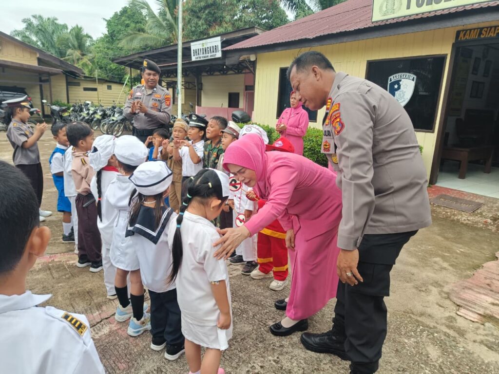 Polsek Kembang Janggut Tanamkan Kedekatan Polisi dengan Anak Lewat Edukasi Interaktif kukar 3