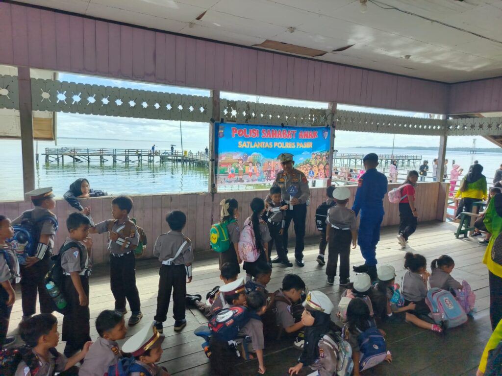 Sat Lantas dan Polairud Polres Paser Berikan Edukasi Tertib Berlalu Lintas Serta Perpustakaan Terapung ke Siswa TK Bhayangkari 8 paser 1