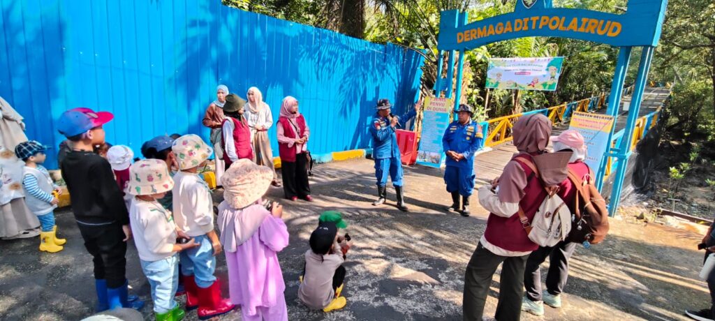 Dit Polairud Polda Kaltim Edukasi Kids Club Balikpapan tentang Mangrove dan Peralatan SAR polair