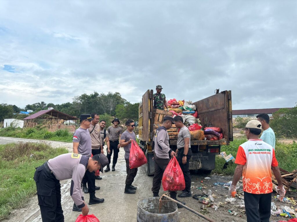 Sambut Hari Bhayangkara ke-80, Polsek Babulu Gelar Aksi Bersih Pasar Rakyat ppu 4