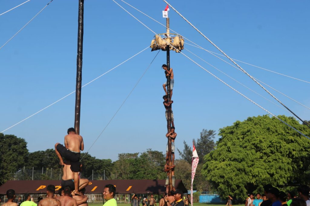 Panjat Pinang Hari Bhayangkara ke-80, Wujudkan Kebersamaan Polri dan Masyarakat di Kaltim 2a