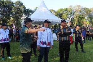Panjat Pinang Hari Bhayangkara ke-80, Wujudkan Kebersamaan Polri dan Masyarakat di Kaltim 1 2b
