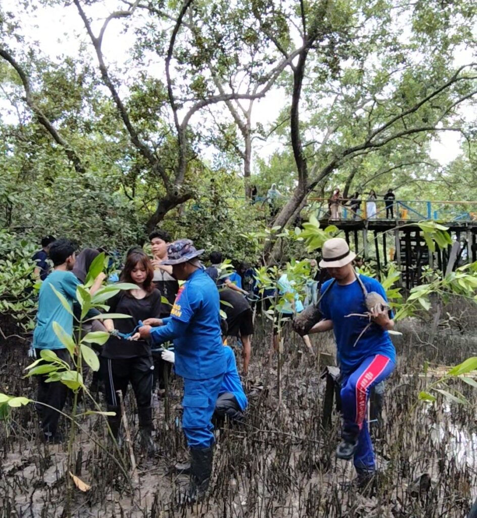 Jaga Kelestarian Alam, Ditpolairud Polda Kaltim Bersama Mahasiswa ITK Balikpapan Tanam Pohon Mangrove WhatsApp Image 2026 05 31 at 16.24.47
