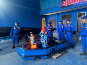 Melalui Kunjungan Edukasi, Ditpolairud Polda Kaltim Kenalkan Tugas Kepolisian Perairan kepada Anak-Anak 1 WhatsApp Image 2026 06 03 at 08.58.37