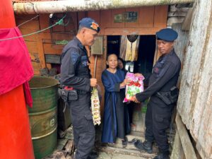 Tebar Kepedulian, Personel Sat Brimob Polda Kaltim Salurkan Bantuan Bapokting untuk Masyarakat yang Membutuhkan 1 WhatsApp Image 2026 06 06 at 09.33.34