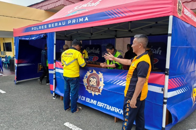 Melalui Program Warung Berkah, Polres Berau Sediakan Makanan dan Layanan Kesehatan Gratis untuk Masyarakat WhatsApp Image 2026 06 06 at 10.38.53