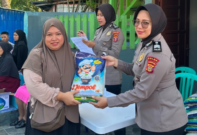 Melalui Aksi Sosial Berbagi, Polwan Polda Kaltim bersama Bhayangkari Salurkan 100 Paket Beras untuk Masyarakat WhatsApp Image 2026 06 06 at 16.16.47
