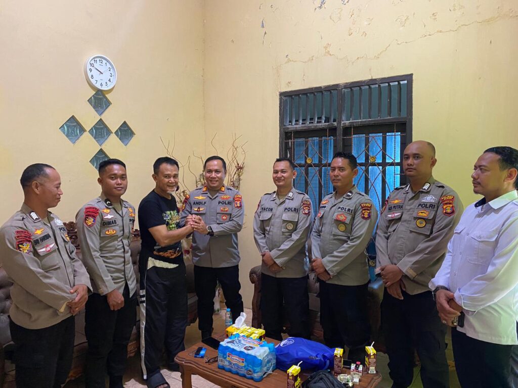 Kasat Polairud Polres Paser Jenguk Personel yang Sakit, Wujud Kepedulian dan Dukungan Moril WhatsApp Image 2026 06 09 at 20.35.56