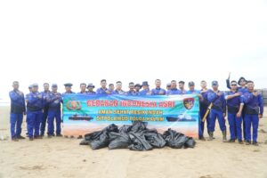 Ditpolairud Polda Kaltim Gelar Jum'at ASRI, Wujudkan Pantai Lamaru Bersih dan Lestari 1 WhatsApp Image 2026 06 12 at 15.28.52