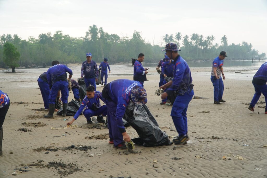 Ditpolairud Polda Kaltim Gelar Jum’at ASRI, Wujudkan Pantai Lamaru Bersih dan Lestari WhatsApp Image 2026 06 12 at 15.28.53