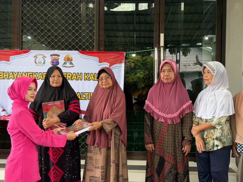Polwan Polda Kaltim dan Bhayangkari Berbagi Kebahagiaan, Salurkan Ratusan Nasi Kotak dan Al-Qur’an di Masjid Ar-Rahman WhatsApp Image 2026 06 19 at 10.36.15 1