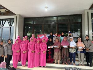 Polwan Polda Kaltim dan Bhayangkari Berbagi Kebahagiaan, Salurkan Ratusan Nasi Kotak dan Al-Qur’an di Masjid Ar-Rahman 1 WhatsApp Image 2026 06 19 at 10.36.15