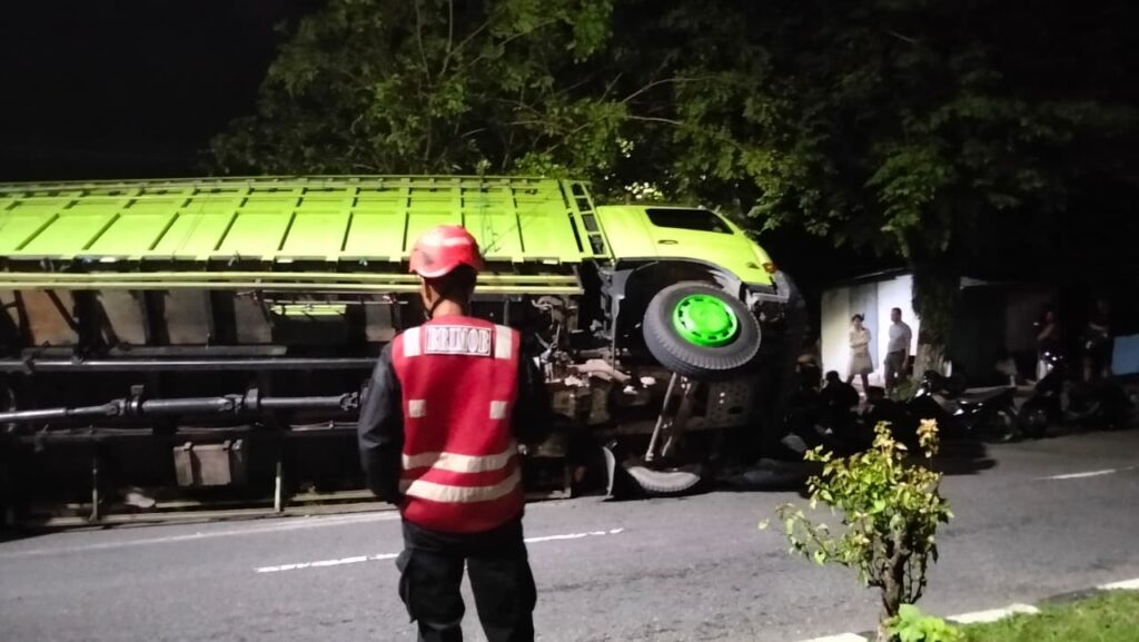 Respons Cepat Brimob Kaltim Tangani Lakalantas Truk Fuso di Gunung Bakaran Balikpapan WhatsApp Image 2026 06 29 at 09.31.16