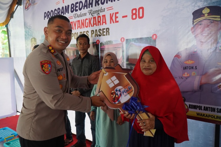 Wujud Kepedulian Polri di Hari Bhayangkara ke-80, Polres Paser Serahkan Bantuan Bedah Rumah kepada Lima Warga WhatsApp Image 2026 06 30 at 15.46.51