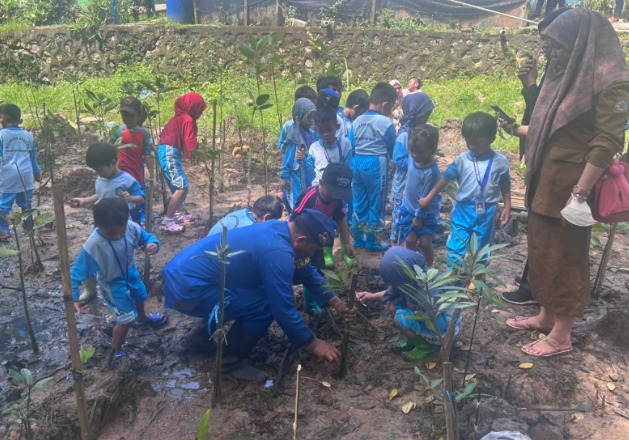 Melalui Kunjungan Edukasi, Ditpolairud Polda Kaltim Kenalkan Tugas Kepolisian Perairan kepada Anak-Anak image 2