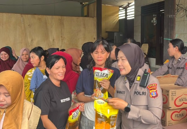 Melalui Aksi Berbagi, Polwan Polda Kaltim bersama Bhayangkari Salurkan Paket Sembako untuk Masyarakat image 3