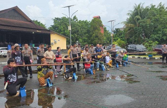 Semarak Hari Bhayangkara Ke-80, Polres Kubar Angkat Budaya Daerah dengan Menggelar Lomba Menyumpit image 4 7