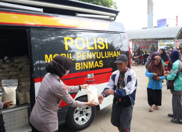 Polri Untuk Masyarakat, Sat Binmas Polres Kukar Salurkan Bantuan Beras kepada Warga Membutuhkan image 5