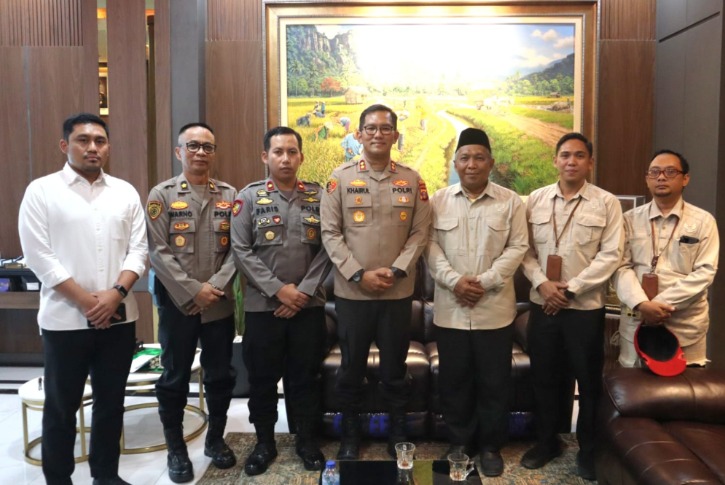 Jalin Kolaborasi Sosial, Kapolres Kukar Pererat Sinergi Bersama Baznas Dalam Program Rehab Rumah Warga image 6 1
