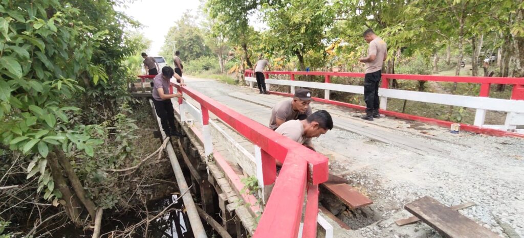 Polsek Melak dan Warga Bersinergi Perbaiki Jembatan Merah Putih Demi Keselamatan Pengguna Jalan kubar