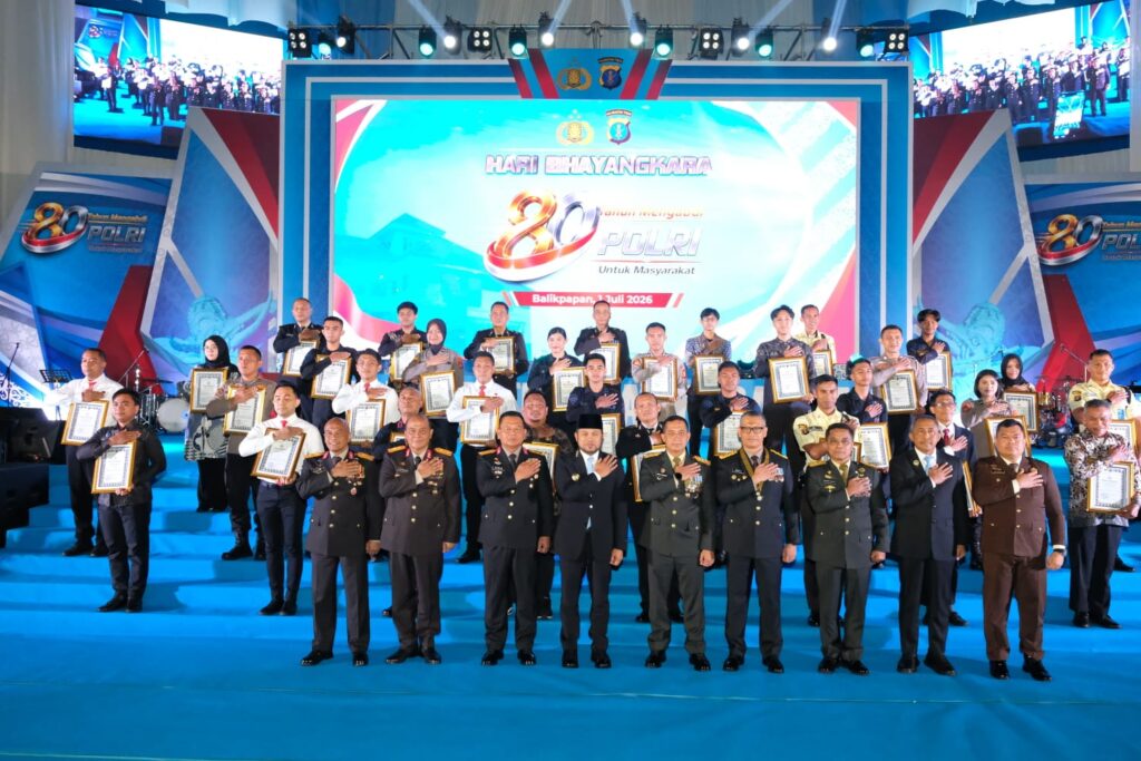 Polda Kaltim Serahkan Penghargaan kepada Pemenang Lomba Film Pendek dan Infografis pada Syukuran Hari Bhayangkara ke-80 WhatsApp Image 2026 07 01 at 16.32.05 2