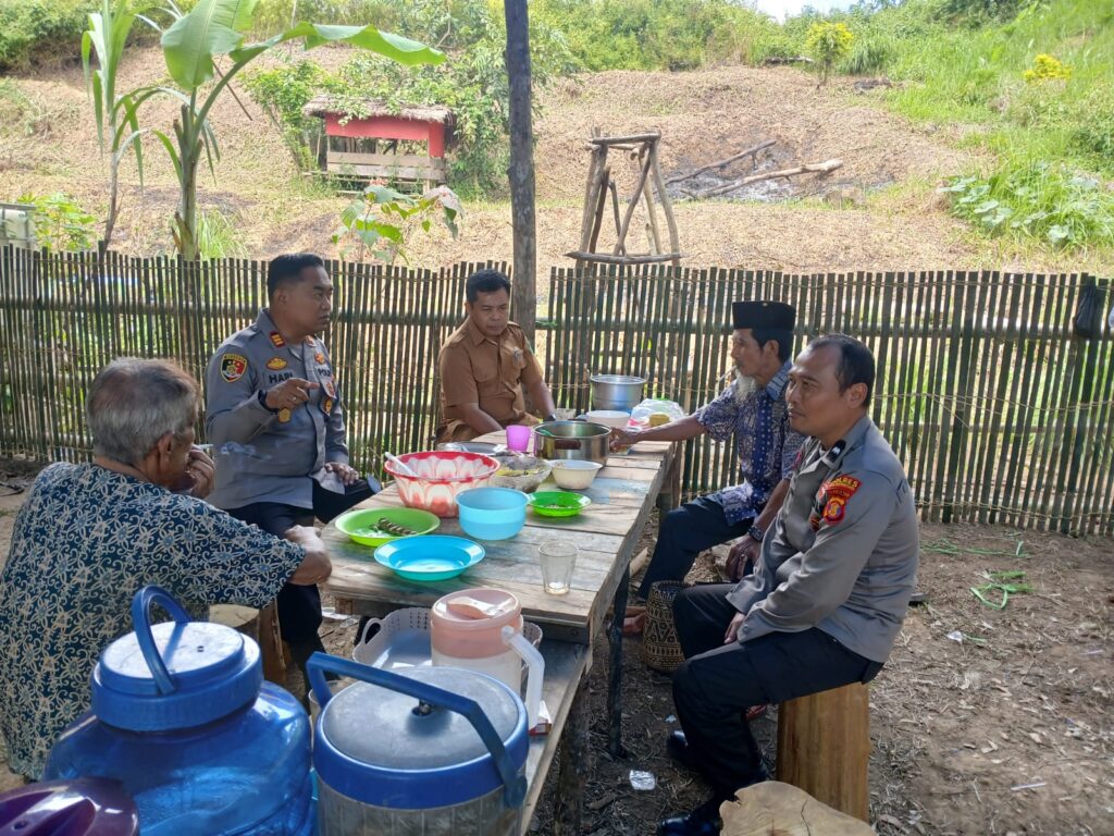 Perkuat Sinergitas dengan Tokoh Adat, Kapolsek Loa Kulu Jalin Silaturahmi di Desa Jembayan WhatsApp Image 2026 07 02 at 09.39.17