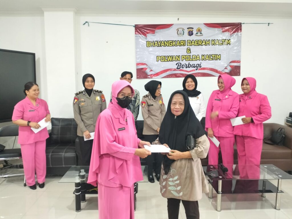 Polwan dan Bhayangkari Polda Kaltim Salurkan Bantuan kepada Warga Sepinggan Baru Melalui Program Berbagi WhatsApp Image 2026 07 02 at 13.34.07