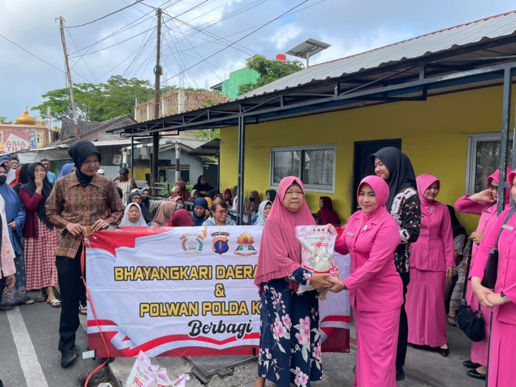 Polwan dan Bhayangkari Polda Kaltim Salurkan 150 Karung Beras untuk Warga Gunung Bahagia WhatsApp Image 2026 07 04 at 14.22.41 1