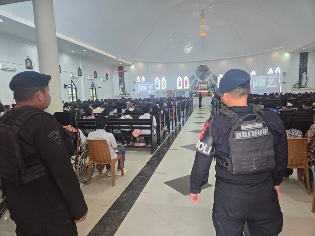 Hadir Berikan Rasa Aman, Sat Brimob Polda Kaltim Intensifkan Patroli Gereja di Samarinda dan Balikpapan WhatsApp Image 2026 07 06 at 09.31.36