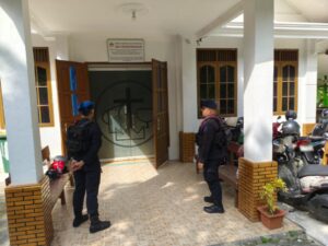 Hadir Berikan Rasa Aman, Sat Brimob Polda Kaltim Intensifkan Patroli Gereja di Samarinda dan Balikpapan 1 WhatsApp Image 2026 07 06 at 09.32.52 1