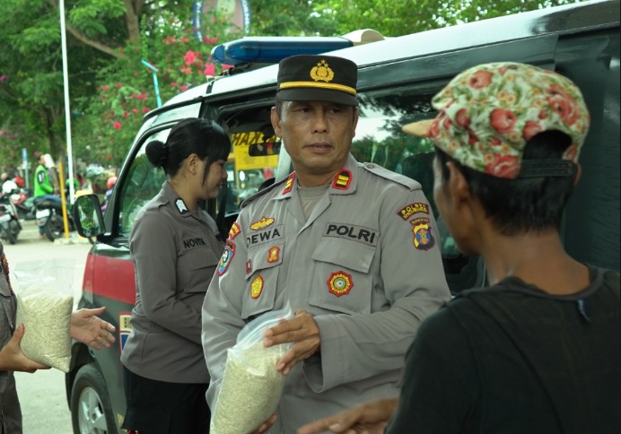 Warung Berkah Polres Kukar Jadi Wadah Berbagi dan Pererat Kedekatan Polri dengan Masyarakat WhatsApp Image 2026 07 18 at 00.53.15