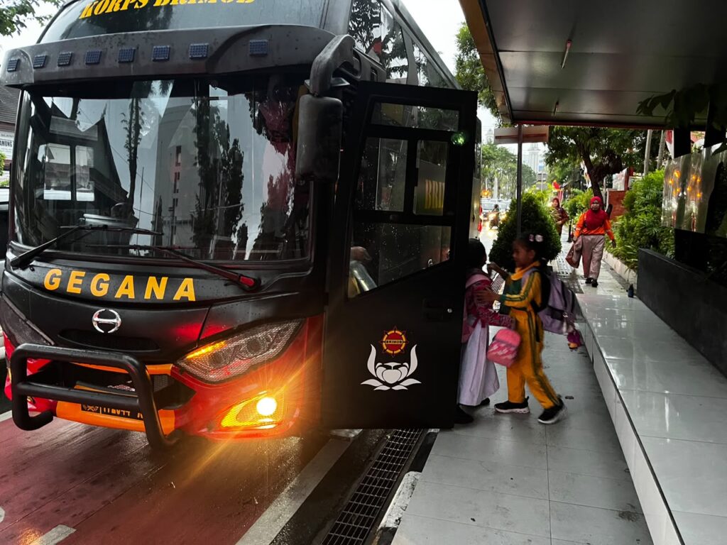 Detasemen Gegana Satbrimob Polda Kaltim Hadirkan Bus Sekolah Gratis, Wujud Nyata Dukungan bagi Dunia Pendidikan WhatsApp Image 2026 07 23 at 11.45.22