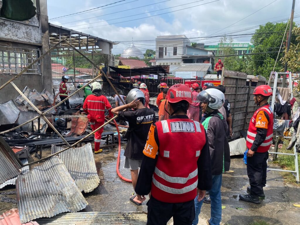 Tim Respons Bencana Batalyon B Pelopor Satbrimob Polda Kaltim Sigap Tangani Kebakaran di Samarinda Seberang WhatsApp Image 2026 07 23 at 12.05.57