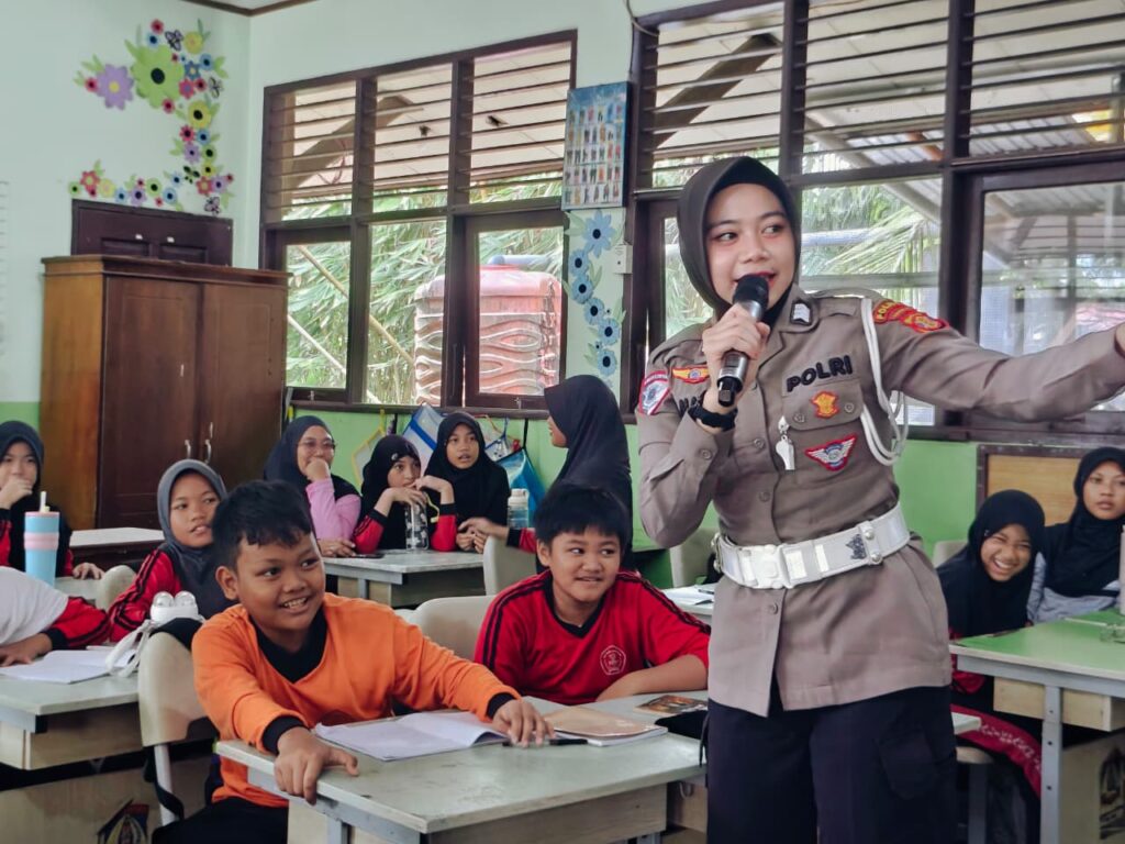 Melalui Program Polsanak, Ditlantas Polda Kaltim Sambangi SDN 012 Balikpapan Tengah beri Edukasi Keselamatan Berlalu Lintas Sejak Usia Sekolah 1 WhatsApp Image 2026 07 24 at 11.14.41 1
