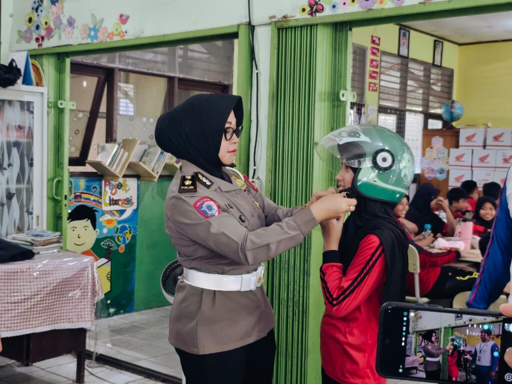 Melalui Program Polsanak, Ditlantas Polda Kaltim Sambangi SDN 012 Balikpapan Tengah beri Edukasi Keselamatan Berlalu Lintas Sejak Usia Sekolah WhatsApp Image 2026 07 24 at 11.14.41