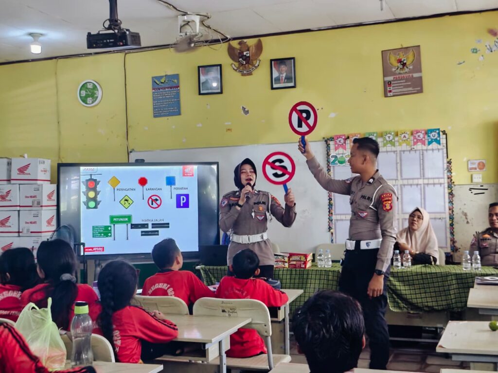 Melalui Program Polsanak, Ditlantas Polda Kaltim Sambangi SDN 012 Balikpapan Tengah beri Edukasi Keselamatan Berlalu Lintas Sejak Usia Sekolah 2 WhatsApp Image 2026 07 24 at 11.14.44
