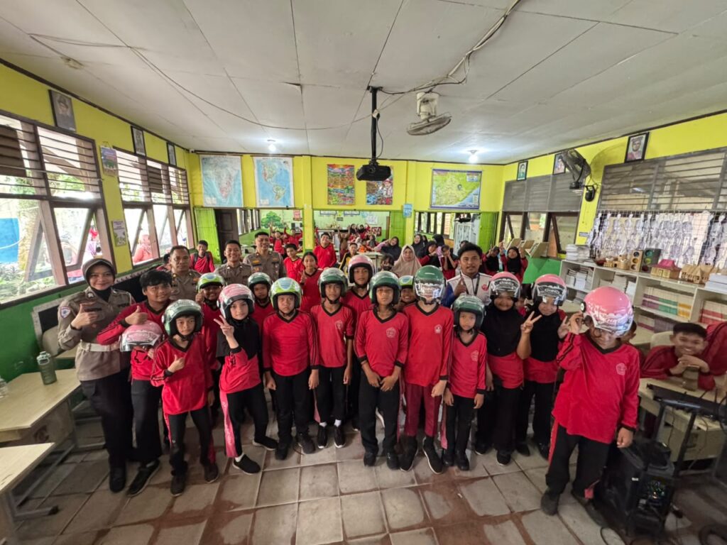 Melalui Program Polsanak, Ditlantas Polda Kaltim Sambangi SDN 012 Balikpapan Tengah beri Edukasi Keselamatan Berlalu Lintas Sejak Usia Sekolah 3 WhatsApp Image 2026 07 24 at 11.14.52