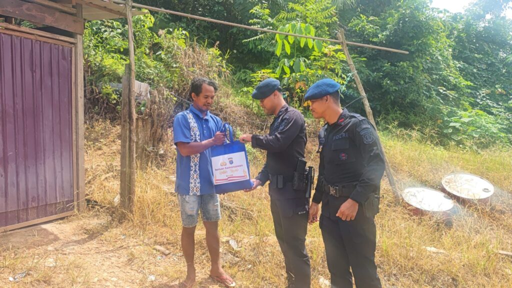 Brimob Polda Kaltim Salurkan Bantuan Sosial bagi Buruh Tani di Berau, Wujud Kepedulian untuk Masyarakat brimob