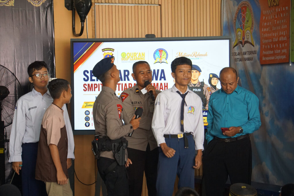 Brimob Polda Kaltim Edukasi Siswa SMPIT Mutiara Rahmah Wujudkan Lingkungan Sekolah Aman dan Bebas Kekerasan brimob 3