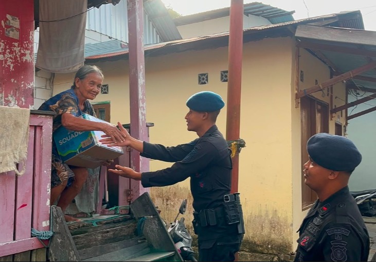 Wujud Nyata Kepedulian kepada Masyarakat, Sat Brimob Polda Kaltim Serentak Salurkan Bantuan Kemanusiaan di Berbagai Daerah image 16