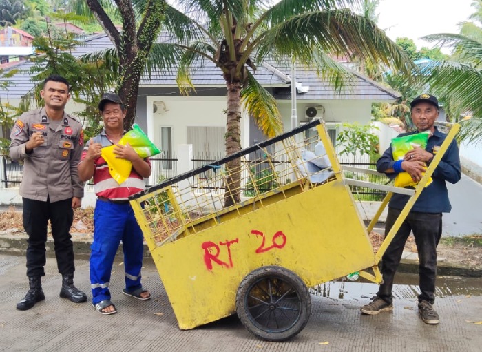 Hari Bhayangkara ke-80, Sat Binmas Polresta Balikpapan Salurkan Bantuan Beras SPHP kepada Warga Prasejahtera image 17