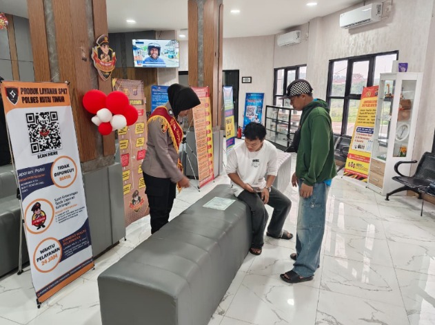Optimalkan Layanan SPKT, Polwan Polres Kutim Hadir Beri Pelayanan Humanis dan Responsif image 2 4
