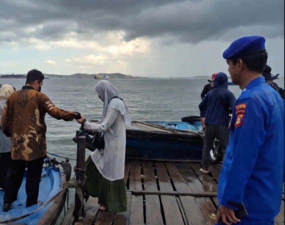 Jaga Kondusivitas Wilayah Perairan, Sat Polairud Polres PPU Intensifkan Patroli di Pelabuhan Speedboat Penajam image 20
