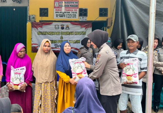 Melalui Aksi Sosial, Polwan Polda Kaltim bersama Bhayangkari Salurkan 100 Paket Beras untuk Masyarakat image 22