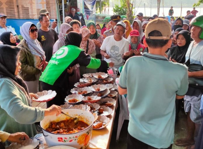 Gelar Warung Berkah, Polres Kukar Hadirkan Makan Gratis dan Layanan Kesehatan guna Pererat Kedekatan dengan Masyarakat image 5 7