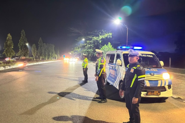 Perkuat Keamanan Lalu Lintas pada Malam Hari, Sat Lantas Polres Kubar Gelar Patroli Blue Light image 7 4
