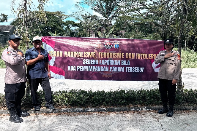 Sebarkan Pesan Kamtibmas, Bid Humas Polda Kaltim Intensifkan Pemasangan Spanduk serta Pembagian Stiker image 7