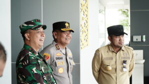 Kapolda Kaltim Sambut Kedatangan Kepala BIN RI di Bandara SAMS Sepinggan, Perkuat Sinergi Keamanan Daerah 1 ka2